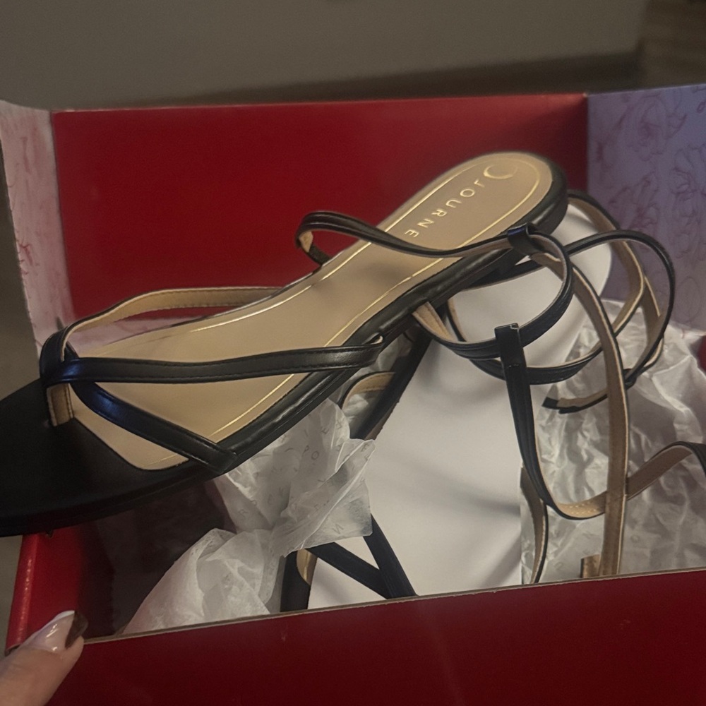 Journee Collection🔥Black 
Women's Serissa Strappy Flat Sandals BRAND NEW SIZE 12 - Picture 16 of 16